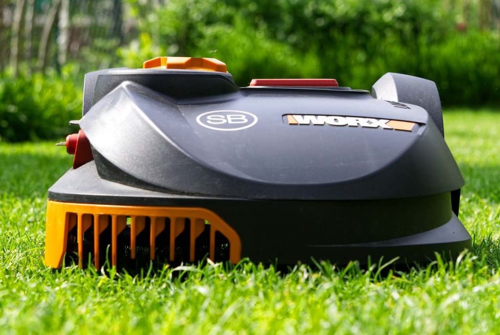 Un robot tondeuse sur la pelouse